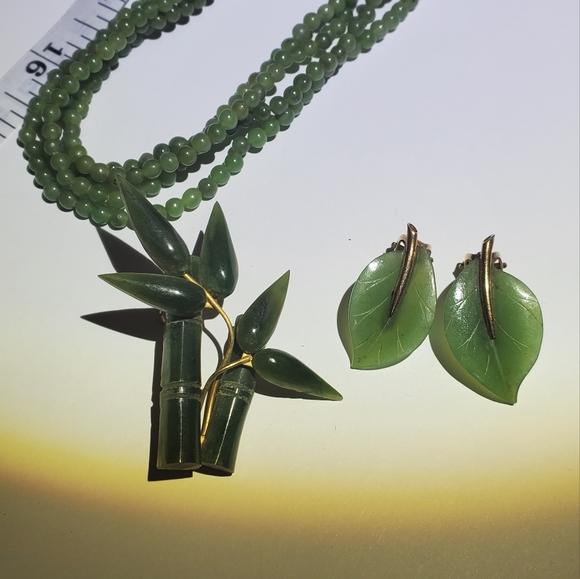 JADE Jewelry set 14k clip-on earrings, 1 brooch , 4 seperate strand necklace - Picture 14 of 15